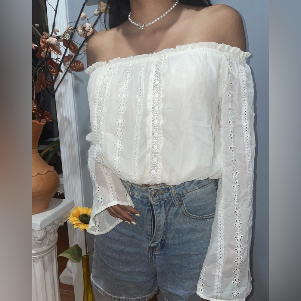 Over the shoulder lace BOHO top 🕊️